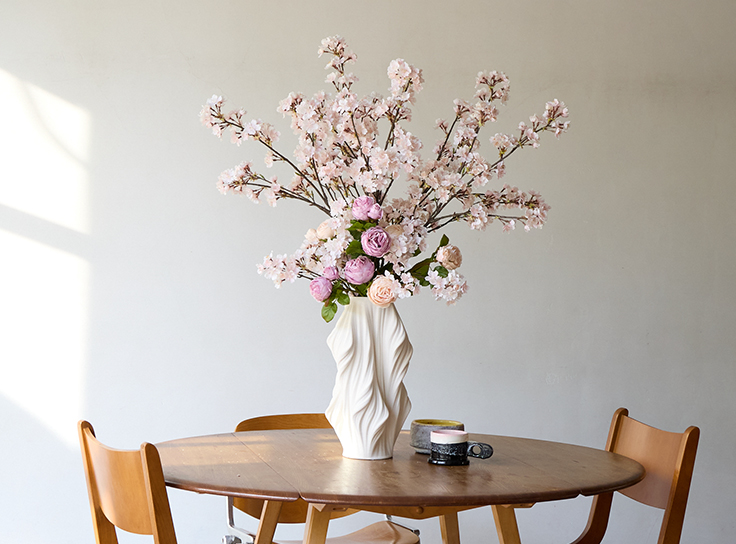 桜とバラの投げ入れアレンジメント