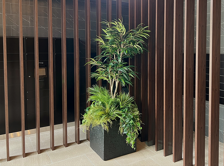 新築マンションのエントランス植栽事例（長崎）｜大型プランターで上質な存在感を演出